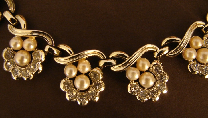 gold tone faux pearls and rhinestones necklace, detail