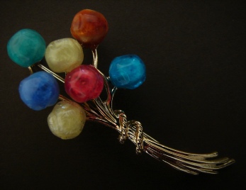 gold-tone bunch of balloons brooch