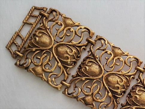 gold-tone chunky and wide bracelet, detail