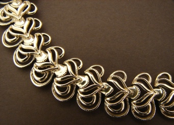 Coro crown style gold tone necklace, detail