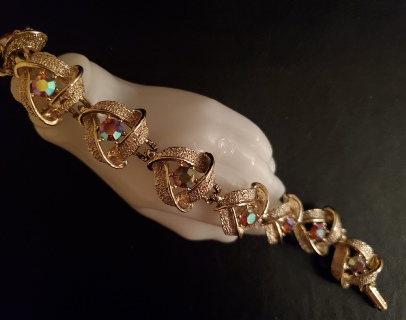 gold-tone aurora borealis bracelet unmarked, detail