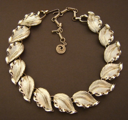 Lisner large leaves gold tone necklace
