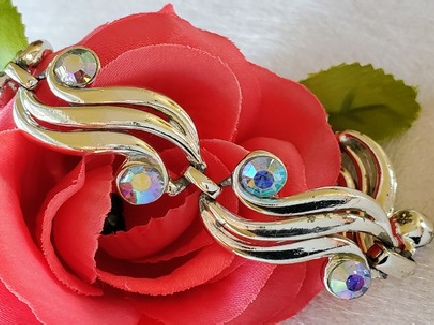 silver-tone blue aurora boralis rhinestones bracelet detail