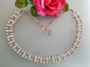 gold tone leaf and rhinestones choker